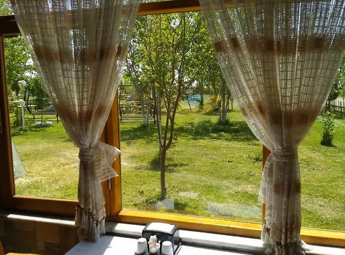 Deniz Kizi Garden Bed & Breakfast Gumuldur