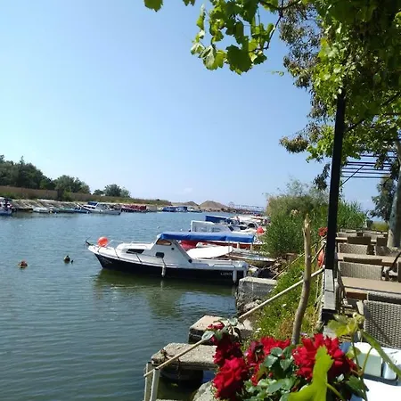 Deniz Kizi Garden Bed & Breakfast
